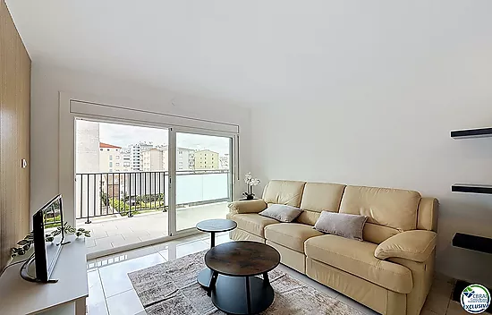 Renovated 2-bedroom apartment with terrace in Santa Margarida, Roses