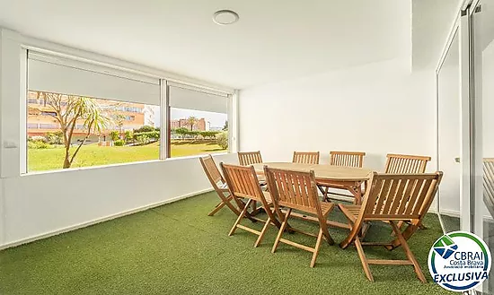 Appartement moderne au rez-de-chaussée dans une résidence avec jardins et piscine communautaire