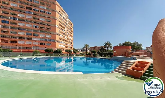 Appartement moderne au rez-de-chaussée dans une résidence avec jardins et piscine communautaire