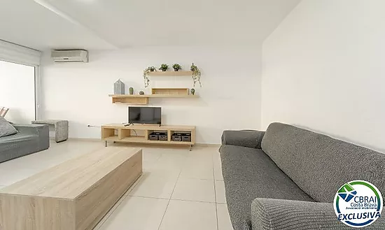 Appartement moderne au rez-de-chaussée dans une résidence avec jardins et piscine communautaire