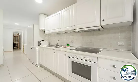 Appartement moderne au rez-de-chaussée dans une résidence avec jardins et piscine communautaire