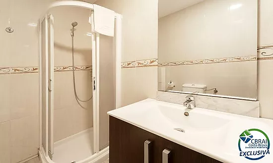 Appartement moderne au rez-de-chaussée dans une résidence avec jardins et piscine communautaire