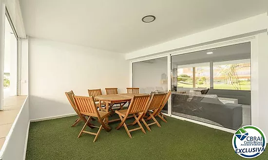 Appartement moderne au rez-de-chaussée dans une résidence avec jardins et piscine communautaire