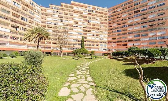 Appartement moderne au rez-de-chaussée dans une résidence avec jardins et piscine communautaire