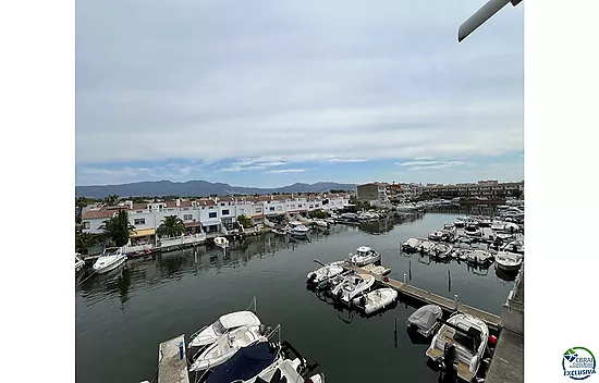 A beautiful, modern flat with canal views and a 2.5 x 5 m mooring in Port Emporda, close to the beac