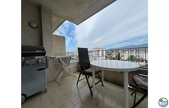 A beautiful, modern flat with canal views and a 2.5 x 5 m mooring in Port Emporda, close to the beac