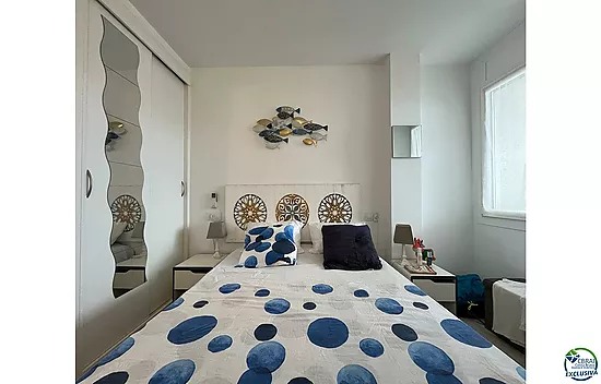 A beautiful, modern flat with canal views and a 2.5 x 5 m mooring in Port Emporda, close to the beac