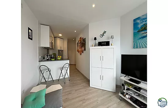 A beautiful, modern flat with canal views and a 2.5 x 5 m mooring in Port Emporda, close to the beac