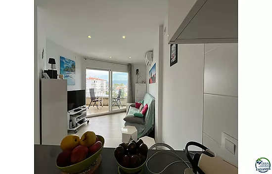 A beautiful, modern flat with canal views and a 2.5 x 5 m mooring in Port Emporda, close to the beac