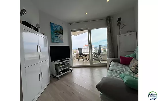 A beautiful, modern flat with canal views and a 2.5 x 5 m mooring in Port Emporda, close to the beac