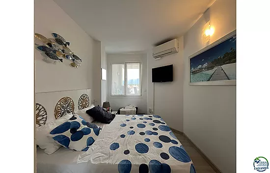 A beautiful, modern flat with canal views and a 2.5 x 5 m mooring in Port Emporda, close to the beac