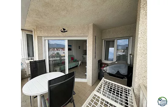 A beautiful, modern flat with canal views and a 2.5 x 5 m mooring in Port Emporda, close to the beac