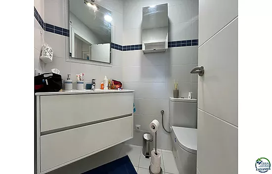 A beautiful, modern flat with canal views and a 2.5 x 5 m mooring in Port Emporda, close to the beac