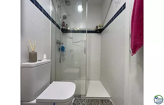 A beautiful, modern flat with canal views and a 2.5 x 5 m mooring in Port Emporda, close to the beac