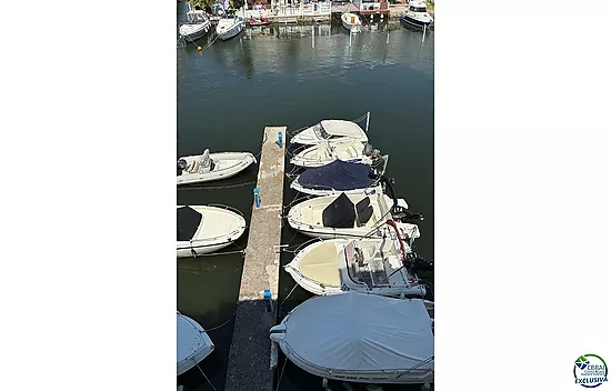 A beautiful, modern flat with canal views and a 2.5 x 5 m mooring in Port Emporda, close to the beac