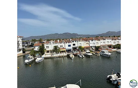 A beautiful, modern flat with canal views and a 2.5 x 5 m mooring in Port Emporda, close to the beac