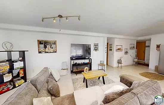 3-Bedroom Apartment with shared Mooring