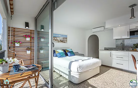 Large studio with tourist licence 50 m from the beach in Empuriabrava