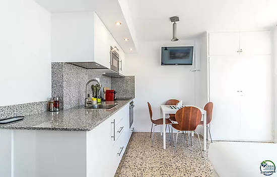 Large studio with tourist licence 50 m from the beach in Empuriabrava