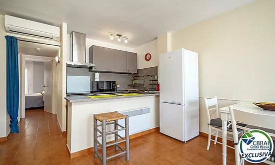 Central penthouse with private solarium and sea views in Empuriabrava