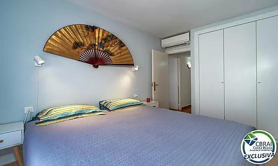 Central penthouse with private solarium and sea views in Empuriabrava