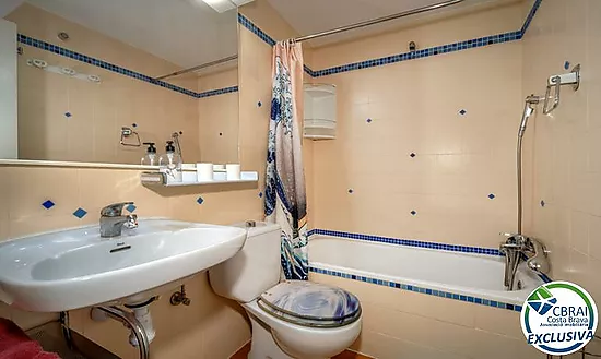 Central penthouse with private solarium and sea views in Empuriabrava
