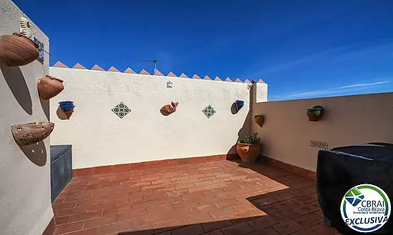 Central penthouse with private solarium and sea views in Empuriabrava
