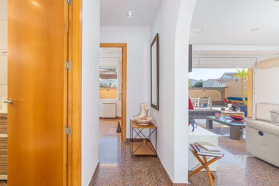 Magnificent single-storey house with private pool – Empuriabrava