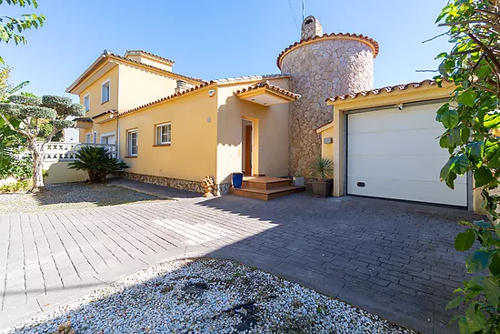 Magnificent single-storey house with private pool – Empuriabrava