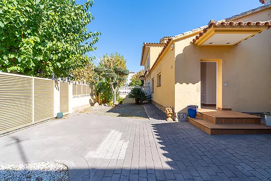 Magnificent single-storey house with private pool – Empuriabrava
