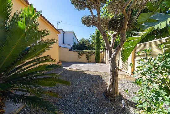 Magnificent single-storey house with private pool – Empuriabrava