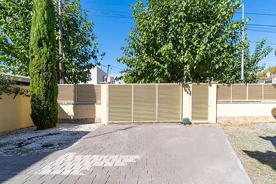 Magnificent single-storey house with private pool – Empuriabrava