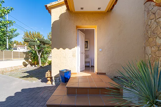 Magnificent single-storey house with private pool – Empuriabrava
