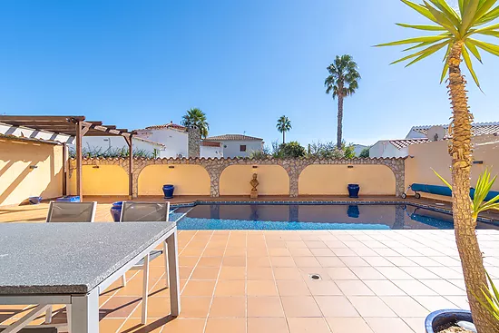 Magnificent single-storey house with private pool – Empuriabrava