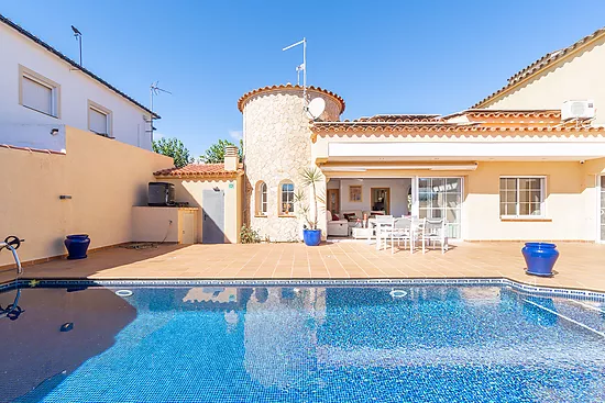Magnificent single-storey house with private pool – Empuriabrava