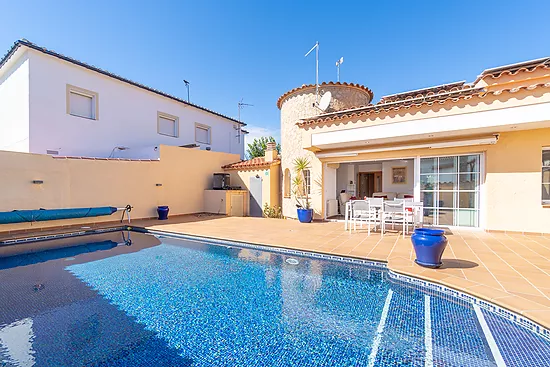 Magnificent single-storey house with private pool – Empuriabrava