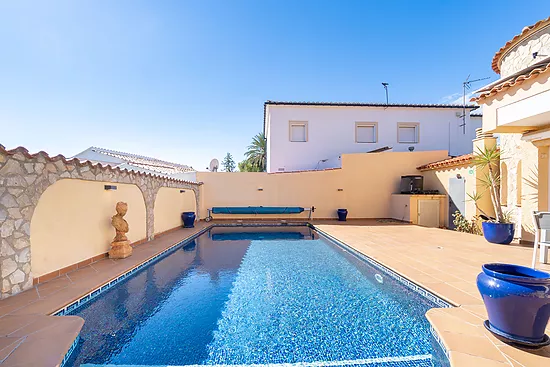Magnificent single-storey house with private pool – Empuriabrava