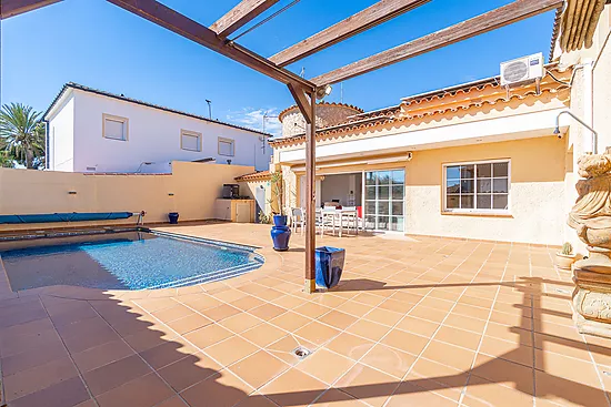 Magnificent single-storey house with private pool – Empuriabrava