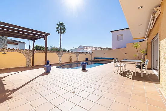 Magnificent single-storey house with private pool – Empuriabrava