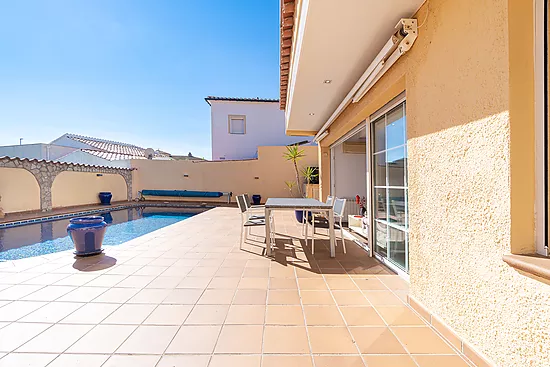 Magnificent single-storey house with private pool – Empuriabrava