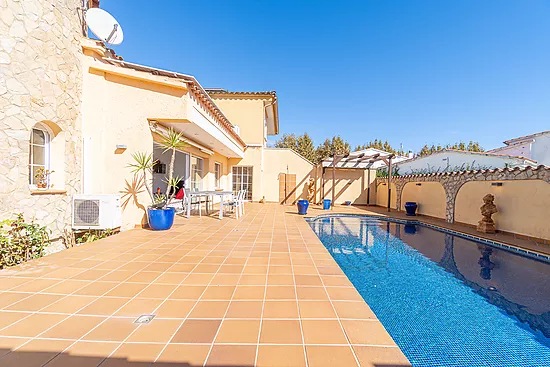 Magnificent single-storey house with private pool – Empuriabrava