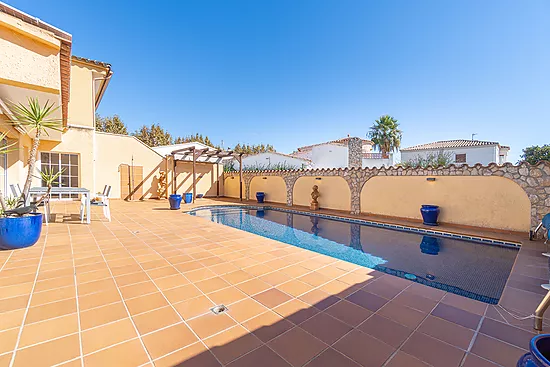 Magnificent single-storey house with private pool – Empuriabrava