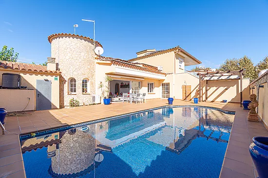 Magnificent single-storey house with private pool – Empuriabrava