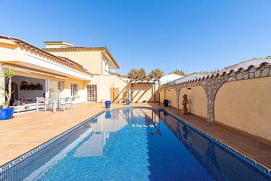 Magnificent single-storey house with private pool – Empuriabrava