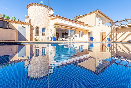 Magnificent single-storey house with private pool – Empuriabrava