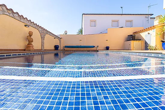 Magnificent single-storey house with private pool – Empuriabrava