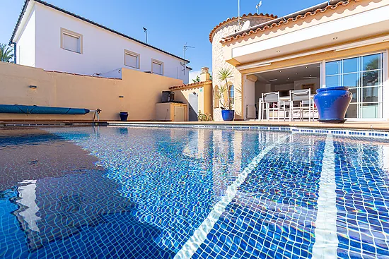 Magnificent single-storey house with private pool – Empuriabrava