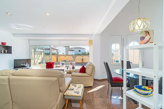 Magnificent single-storey house with private pool – Empuriabrava
