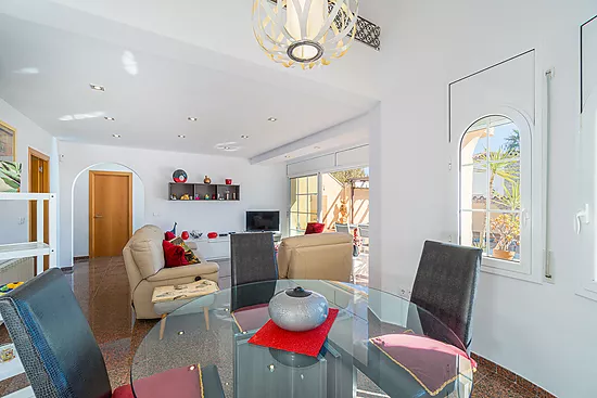 Magnificent single-storey house with private pool – Empuriabrava