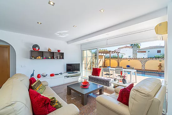 Magnificent single-storey house with private pool – Empuriabrava